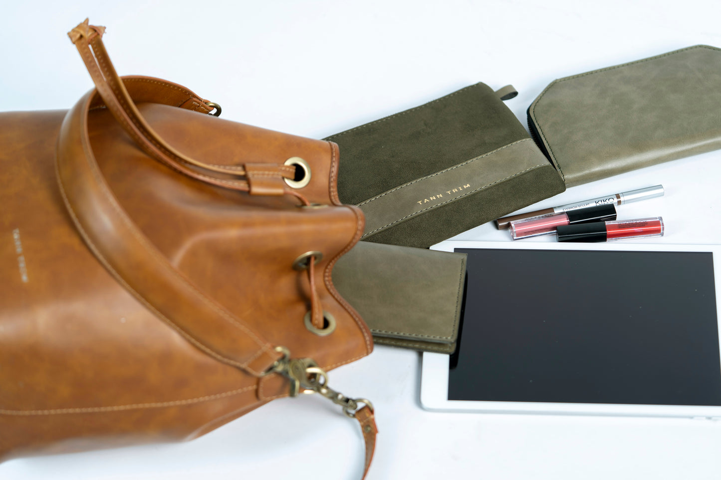 Tan brown bucket bag made with conscious and vegan leather.