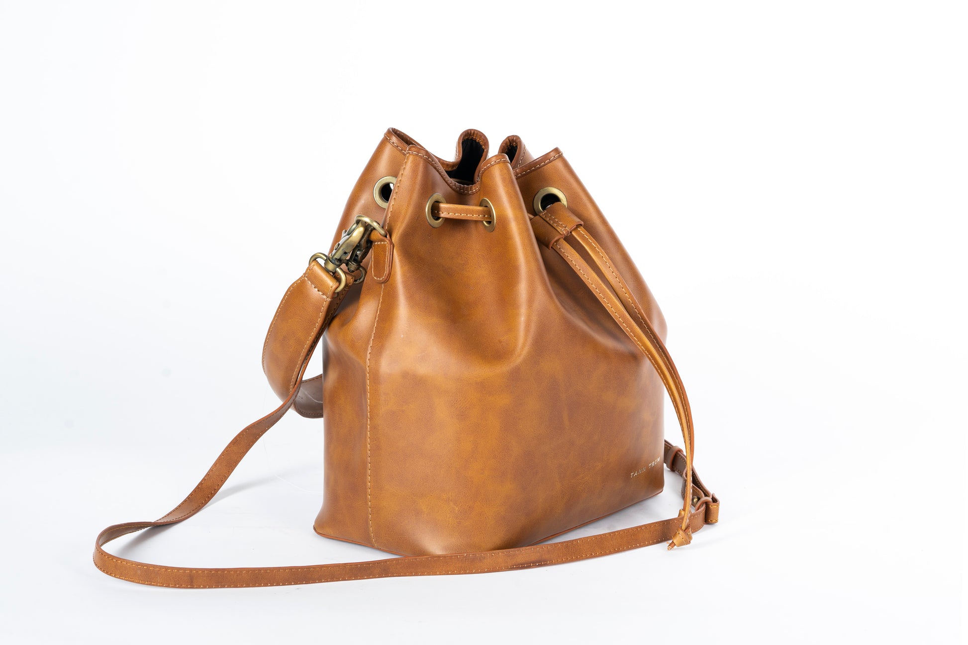 Tan brown bucket bag made with conscious and vegan leather.